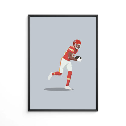 Football Poster von Mecole Hardman von den Kansas City Chiefs, als er im Super Bowl LVIII (58) den entscheidenden Touchdown erzielt. Die Illustration von Hardman befindet sich auf einem grauen Hintergrund, dazu ist das Poster in einem schwarzen Metallrahmen.