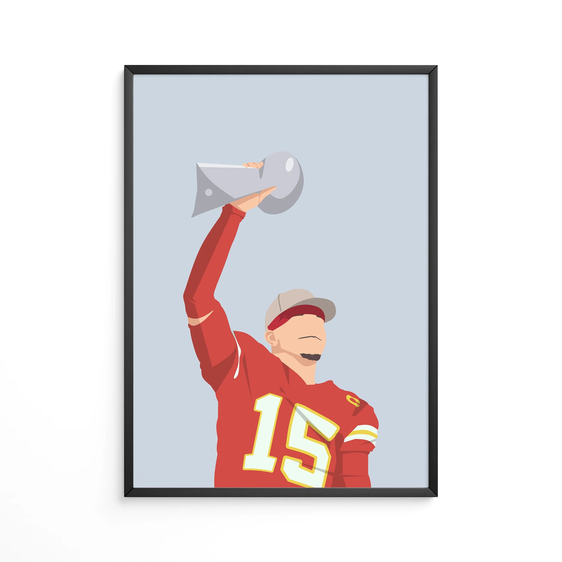 Poster von Patrick Mahomes, nachdem er den Super Bowl LVIII gewonnen hat. Auf dieser Illustration reckt der Quarterback der Kansas City Chiefs gerade die Vince Lombardi Trophy in die Höhe. Die Grafik von Mahomes befindet sich auf einem grauen Hintergrund, dazu ist das Poster in einem schwarzen Metallrahmen.
